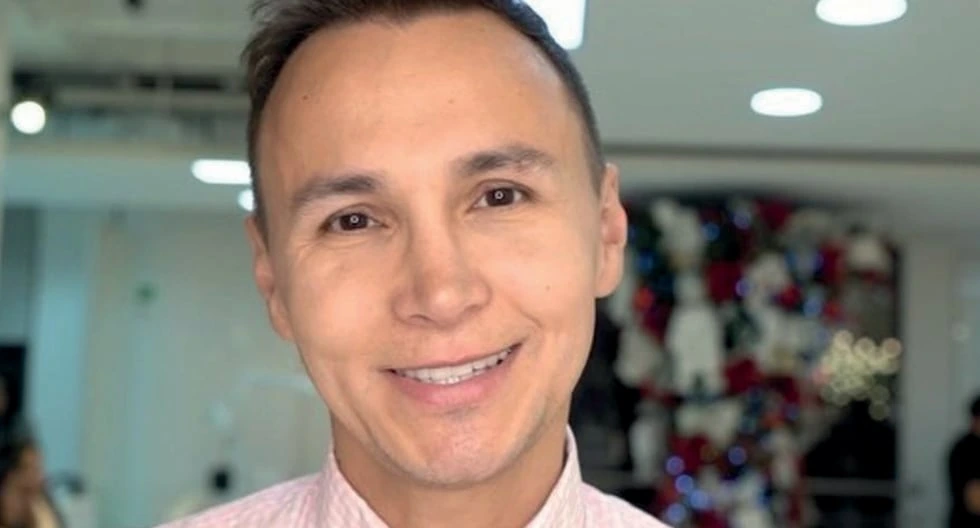 Mauricio Leal Hernández smiling in a close-up photo inside a salon